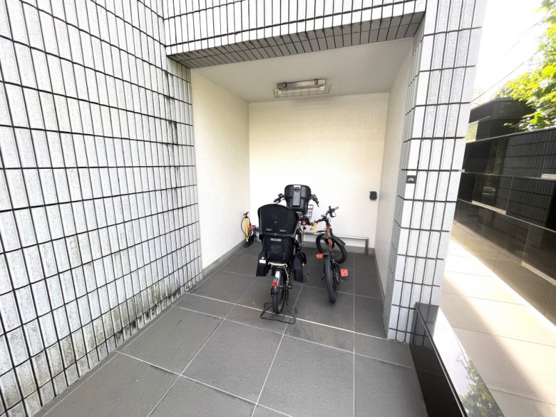 【駐輪場】敷地内にあるビルトイン駐輪場で、天候による汚れや日焼けによる劣化などから自転車を守ります。