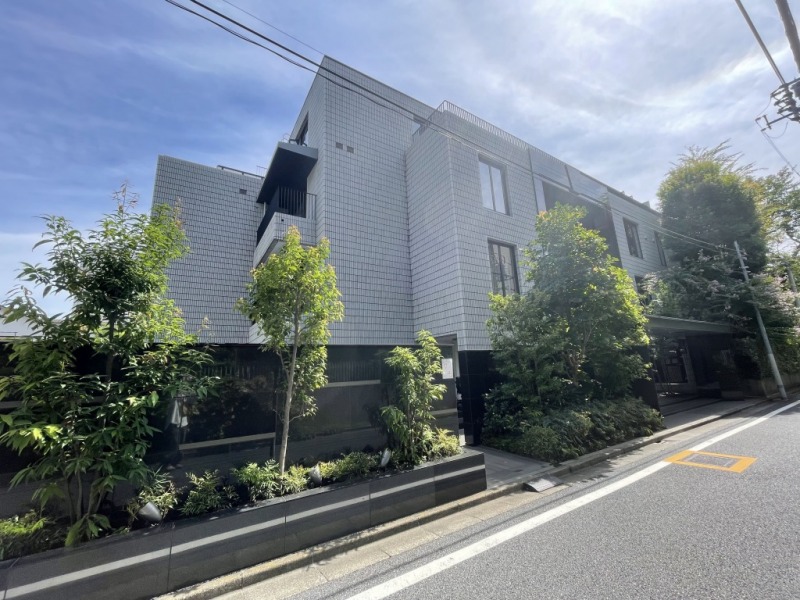 【外観】白金台の街並みに調和する落ち着いた色調と、洗練された直線的フォルムが際立つ外観。重厚で品格あるデザインが住まう方のステータスを象徴します。1987年8月築、地下1階地上4階建、総戸数14戸のヴィンテージ低層レジデンスです。最寄りの「白金台」駅から徒歩5分の駅近で、南北線・三田線の2路線が利用でき、大手町や六本木など都心主要エリアへ直結。徒歩圏にはJR山手線「目黒」駅もあり、複数路線利用が可能。バス路線も豊富で、都内各所へスムーズに移動でき、通勤・通学・お出かけに優れた利便性を誇ります。白金台らしい落ち着いた街並みの中に、プラチナ通りの洗練されたショップやカフェが点在。日常の買い物にはスーパーやコンビニも徒歩圏内で便利です。自然豊かな「国立科学博物館附属自然教育園」や「八芳園」が近く、都心にありながら四季折々の自然を身近に感じられる住環境です。