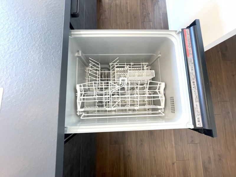 【キッチン：食洗機】ビルトイン食器洗浄乾燥機が付いているので、調理スペースも広く取れて節水効果もあり、家事の負担軽減も期待できます。