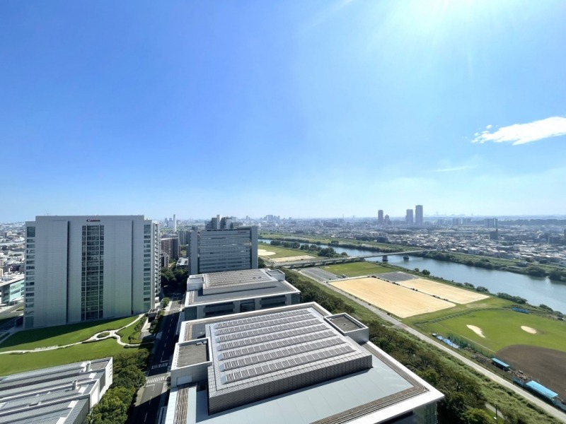 【住戸からの眺望】眼下は多摩川がながれ、緑も豊かな開放感たっぷりの爽快な眺望です。川崎や横浜の街並みが一望できます。