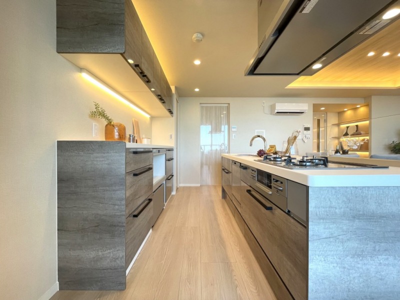 【キッチン】キッチンと同デザインのカップボードも設置されており、収納が充実し、作業スペースも広く利用できます。コンセント差し込み口を備え、炊飯器や電子レンジなどの調理家電設置スペースも確保されていて、使い勝手の良いキッチンです。