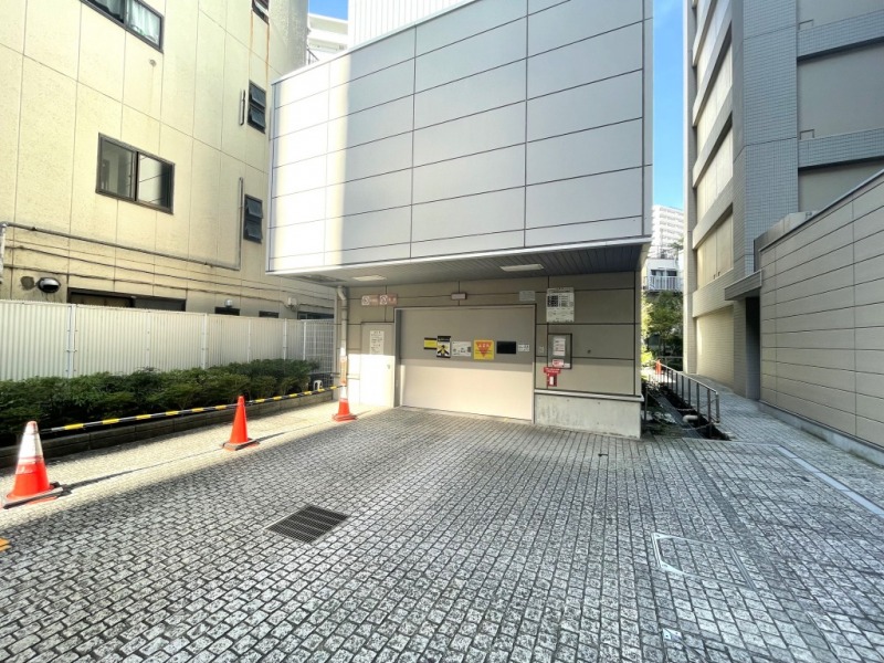 【駐車場】敷地内にあるゲート付きの防犯性が高い機械式駐車場です。