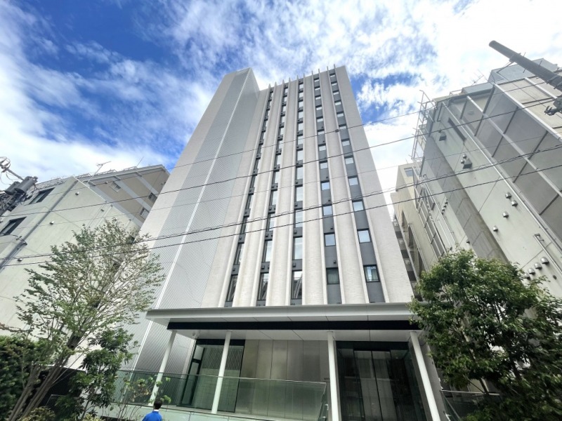 【外観】青山の街並みに溶け込みつつ、モダンで洗練されたグリッドデザインの外観が印象的。ガラスとタイルが織りなす外観は、気品と上質さを漂わせます。最寄りは「渋谷」駅や「表参道」駅ゆえ、複数路線利用可能。赤坂・六本木・新宿エリアへも軽快にアクセスでき、都心生活を自在に楽しめます。2023年5月築の築浅物件、佐藤秀施工、旭化成不動産レジデンス旧分譲、地下1階地上14階建、総戸数61戸、アーバンレジデンスです。周辺は落ち着いた街でありながら、青山通りや骨董通りが近く、ショッピングや外食にも便利。青山ならではの洗練された街にふさわしい暮らしが広がります。