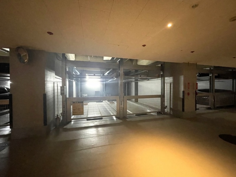【駐車場】敷地屋内にあるゲート付き機械式駐車場はセキュリティーにも配慮され、天候による汚れや日焼けなどから大切なお車を守ります。