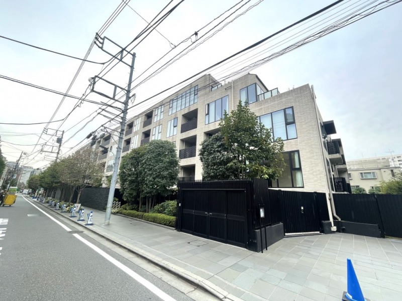 【外観】天然石の壁と重厚な扉が格式を表す端正な外観。フラットなアプローチとベージュ調のタイル貼りが落ち着きと高級感を演出します。2014年3月築、前田建設工業施工、丸紅旧分譲の地下1階地上8階建、総戸数108戸、丸紅「グランスイート」シリーズのハイグレードレジデンスです。徒歩圏に「有栖川宮記念公園」や大使館が点在し、邸宅街の静寂と文化が共存。隣接する国際性豊かな街並みに彩られた、落ち着いた都心生活が叶います。「慶應義塾幼稚舎」、「本村小学校」、「広尾学園」、「聖心女子学院」など、名門校が徒歩圏に点在。教育や文化施設、医療機関も充実しており、子育ても安心できる環境が整っています。