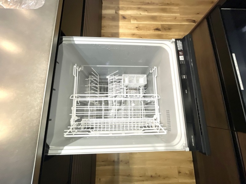 【キッチン：食洗機】ビルトイン食器洗浄乾燥機が付いているので、調理スペースも広く取れて節水効果もあり、家事の負担軽減も期待できます。また上面部に操作ボタンが設置されているタイプで、ラクな姿勢で操作ができます。