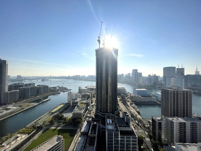 【住戸からの眺望】進化し続ける街並みに、水辺の潤いを感じながら広い空を仰げる、都心のベイエリア＆タワーマンション高層階ならではの爽快感のあるパノラマビューです。夜景も期待できる眺望です。