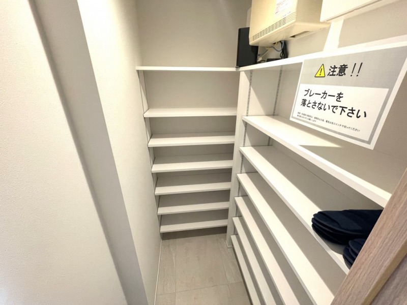 【SIC】シューズインクローゼット内部には、可動式の棚が設置してある為、シューズの高さに合わせて収納でき、ブーツやヒール等の高さのあるシューズもきれいに収まり、玄関フロアも広くすっきりご利用頂けます。