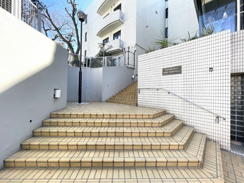 【エントランス】少し階段を上った位置にエントランスがあります。前面道路より奥まった所に位置する、プライバシー性の高いエントランスです。
