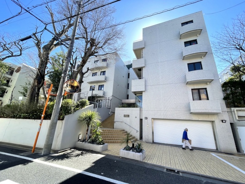【外観】閑静な住宅街に位置する、リゾート感もあるホワイトのタイル張りの爽やかな外観です。1982年12月築、清水建設施工の6階建て、総戸数21戸のヴィンテージマンションです。築年数を感じないファザードです。徒歩10分以内に区立小・中学校や世田谷百景にも選出されている春には桜の綺麗な「若林公園」や「松陰神社」も近く、学齢期のいるファミリーにもおすすめです。「若林」駅前には、「若林中央商店街」があり、鮮魚店や青果店、郵便局、クリニック、薬局などや飲食店が軒を連ねていて、駅前には「トップ」というスーパーもあり、日常的に利用できます。「三軒茶屋」駅へ向かう道にも飲食店や商店が多く建ち並んでいるので、お買い物やお食事もさらに愉しめます。