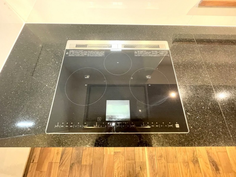 【キッチン:IHヒーター】デザイン性にも優れ安全性も高く、お手入れもしやすい3口のIHクッキングヒーターです。