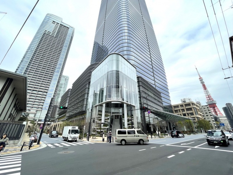 【麻布台ヒルズ：徒歩18分】2023年11月に開業した、日本一の高層ビルで話題の最新スポット「麻布台ヒルズ」へも徒歩圏です。選び抜かれた約150店舗の多彩なショップやレストランが揃っています。