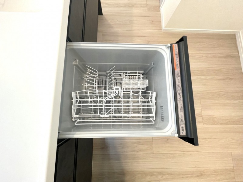 【キッチン:食洗機】ビルトイン食器洗浄乾燥機付きで節水効果もあり、家事の負担軽減も期待できます。