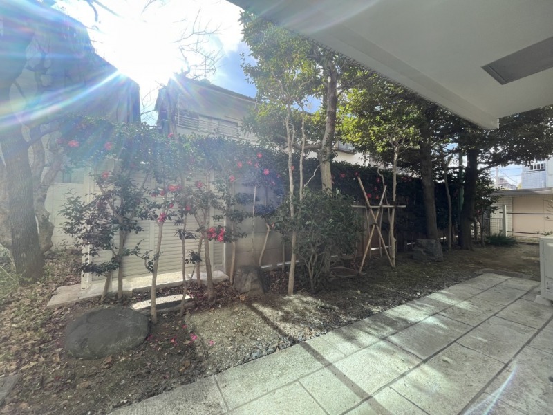 【テラス】植栽で囲われ、緑豊かで外部からの視線も感じにくく、プライベート空間で至福のひとときを満喫できます。
