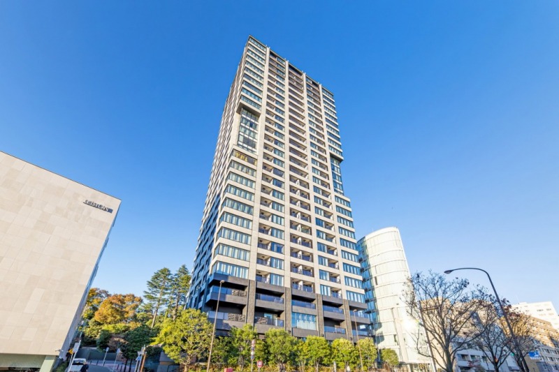 【外観】目黒通り沿い、白金の高台に聳える、低層部に割肌の天然石、上層部は格子とガラスデザインで、ホワイトとブラックのコントラストがモダンで端正な外観です。2018年7月築、竹中工務店施工、野村不動産/三菱地所レジデンス旧分譲の「ザ・パークハウスシリーズ」の地下2階地上27階建、総戸数172戸の免震タワーレジデンスです。都心でありながら緑豊かな住環境です。共用施設やコンシェルジュサービスが充実しています。目黒通りを挟んだ向かいに位置する「シェラトン都ホテル東京」から「羽田空港」や「成田空港」までのバスが出ていて、旅行や出張にも便利です。