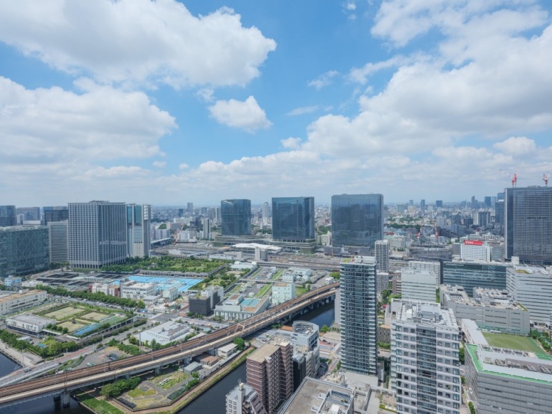 【住戸からの眺望】進化し続ける街並みに、水辺の潤いを感じながら広い空を仰げる、都心のベイエリア&タワーマンション高層階ならではの爽快感のあるパノラマビューです。「高輪ゲートウエイ」駅方面も一望できます。