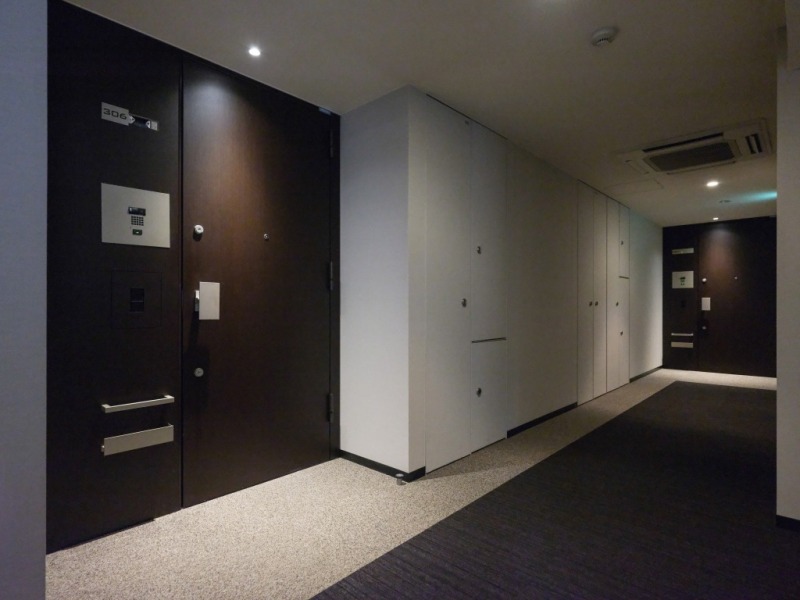 【共用部玄関】玄関前にはアルコーブがあり、玄関ドアまでのワンクッションを置くことで、外部からの視線を遮ることができ、防犯性を高めプライバシーを守ります。ホテルライクな絨毯が敷かれた内廊下設計となっていて高級感があり、外気の影響も受けにくく室温が保たれ快適です。
