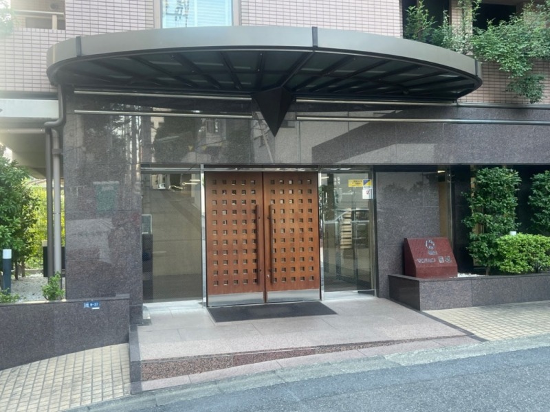 【エントランス】落ち着いた石貼りのエントランスはオートロックを備え、安心感を高めています。宅配ボックスが設けられており、不在時でも配達時間を気にすることなく荷物が受け取れます。