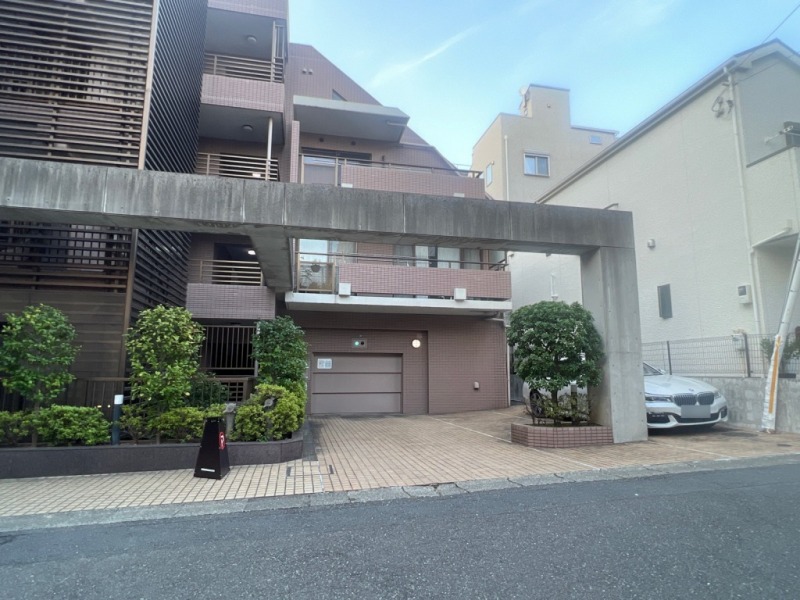 【駐車場】敷地屋内にあるゲート付き機械式駐車場はセキュリティーにも配慮され、天候による汚れや日焼けなどから大切なお車を守ります。