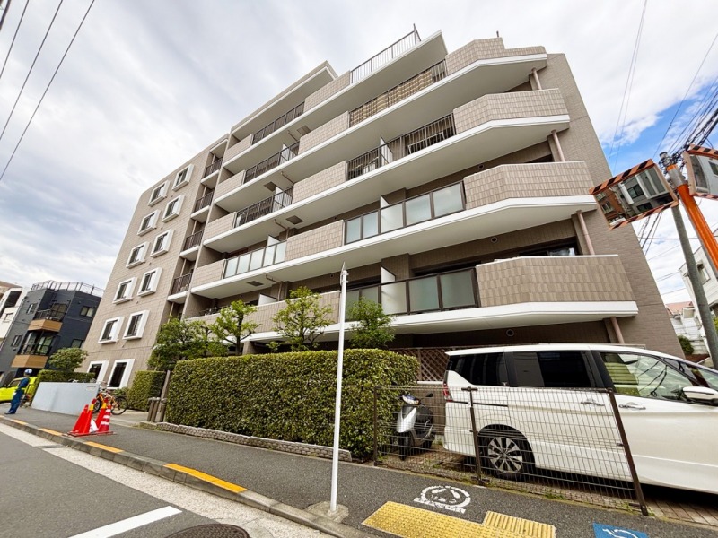 【外観】環状七号線より北へ入った閑静な住宅街に位置した、落ち着いたベージュを基調とした端正な外観。街並みに自然と溶け込みながらも洗練された存在感を放ちます。1997年5月築、長谷工コーポレーション施工、常磐興産旧分譲の地上7階建、総戸数38戸のマンションです。最寄りの都営浅草線「馬込」駅からは新橋・日本橋などビジネスエリアへ直通。さらに「五反田」や「品川」へも短時間でアクセス可能です。品川や羽田空港へもスムーズに移動でき、出張や旅行にも便利です。また、環七通りや第二京浜へのアクセスも良好で、車利用にも適した立地です。物件の斜向かいにはコンビニ、大型スーパーも徒歩3分の位置にあり、日常のお買い物が便利です。
