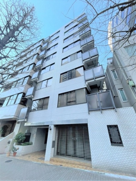 【外観】「紀尾井坂」沿いに佇むホワイトタイル張りの端正なフォルムの落ち着いた外観は、千代田区の歴史ある街並みに調和します。1983年9月築、錢高組施工、積水ハウス旧分譲の地上11階建、総戸数19戸のヴィンテージマンションです。東京メトロ有楽町線「麹町」駅徒歩3分、半蔵門線「半蔵門」駅徒歩7分をはじめ、複数路線が利用可能。JR中央線・総武線「四ツ谷」駅も徒歩圏内で、都心主要エリアへのアクセスは極めてスムーズです。通勤や通学はもちろん、休日の外出も快適にサポートします。周辺には、日常の買い物に便利なスーパーやコンビニ、飲食店が点在し、生活利便性は良好。名門校や大学が周辺に多く、教育環境にも恵まれています。また、「赤坂御用地」や「清水谷公園」など自然も身近にあり、都心にいながら緑の潤いを感じることができます。