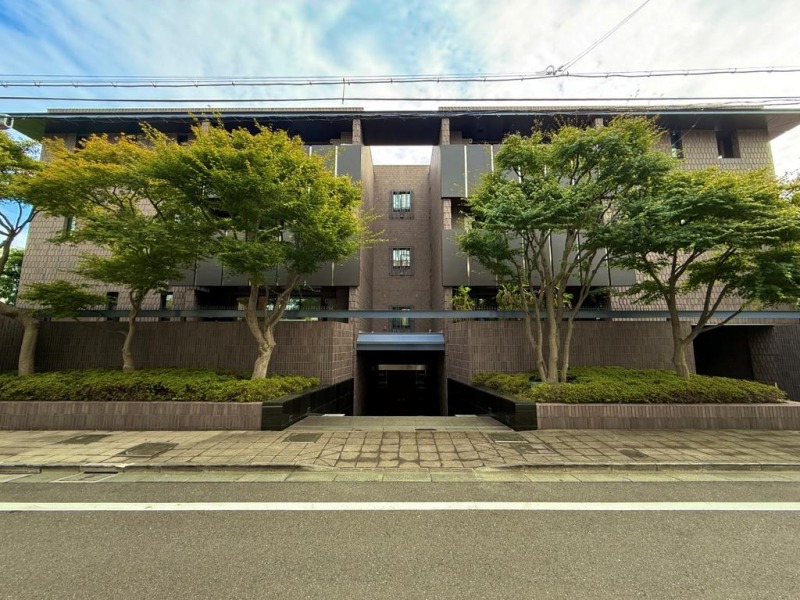 【外観】ブラウンタイル張りの端正なフォルムが織りなす外観は、邸宅地・池田山にふさわしい品格を醸し出しています。歴史ある池田山エリアの中でも特に落ち着いた住宅街に立地し、都心とは思えぬ静けさです。2012年11月築、大豊建設施工、三菱レジデンシャル旧分譲の地下1階付3階建、総戸数26戸の低層レジデンスです。「五反田」駅まで徒歩8分、目黒・品川へも1駅という抜群のアクセス。JR山手線・都営浅草線・東急池上線が利用可能で、主要都心エリアへスムーズに移動可能。通勤・通学・レジャーにも便利な立地です。「池田山公園」をはじめ自然豊かな環境が広がり、静穏な住環境を実現。「五反田」駅周辺には商業施設や飲食店、スーパーも点在し、生活利便性と落ち着きを兼ね備えています。