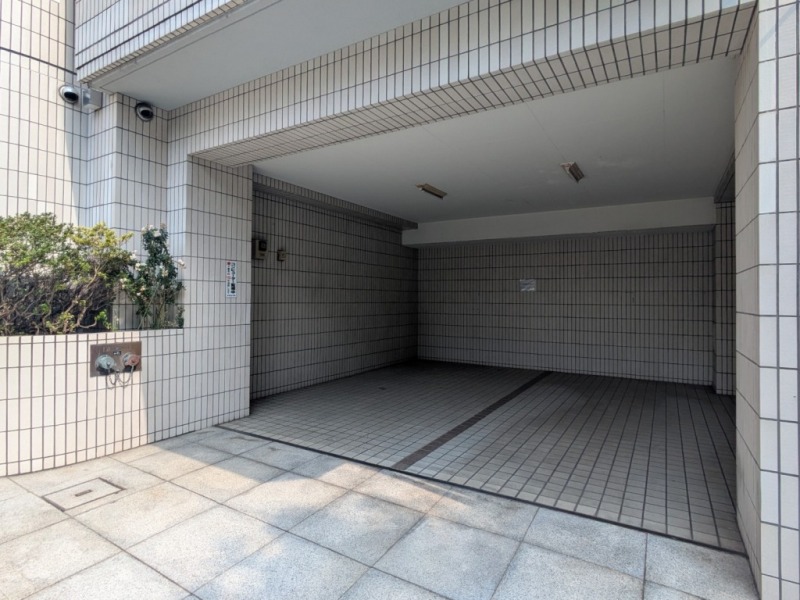 【駐車場】専用使用権付き駐車場は、道路に面した敷地内の乗り降りや入出庫しやすいビルトインの平置き駐車場で、天候による汚れや日焼けなどから大切なお車を守ります。