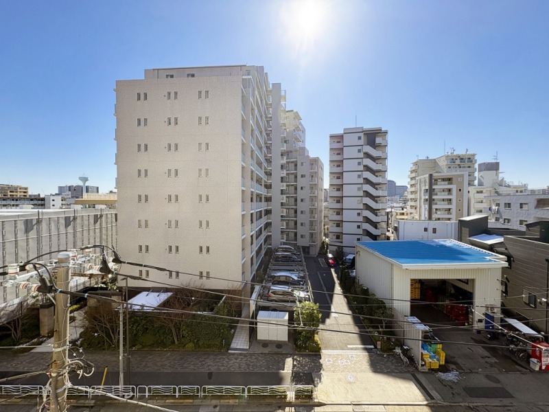 【住戸からの眺望】眼下は道路で、前面の建物まで距離が保たれているので陽光も注ぎ、周囲の建物の間も距離があるので開放感もあり、広い空も仰げる眺望です。