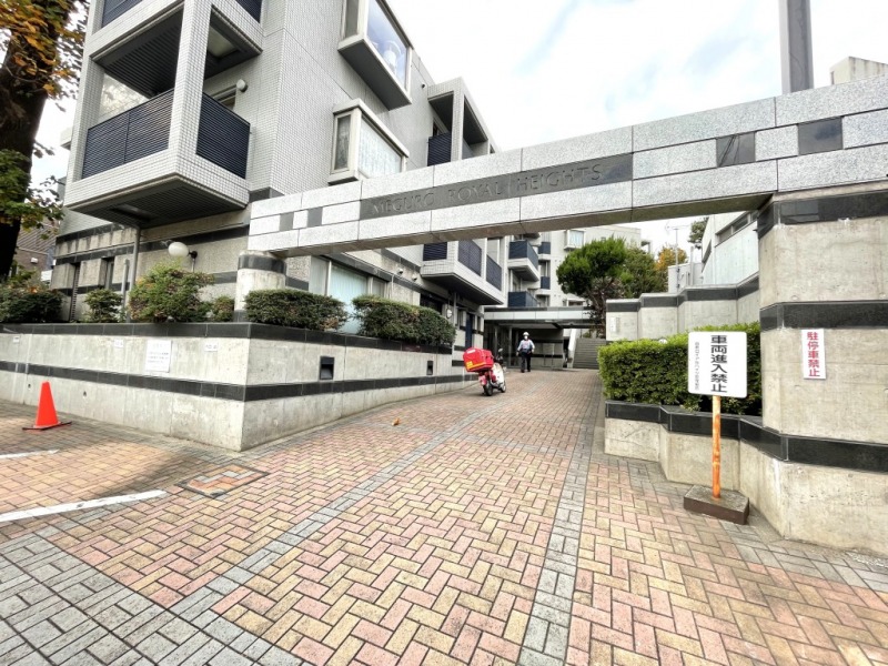 【エントランス】植栽に囲まれたアプローチと共に、オートロック+日勤管理体制で安心感を醸します。