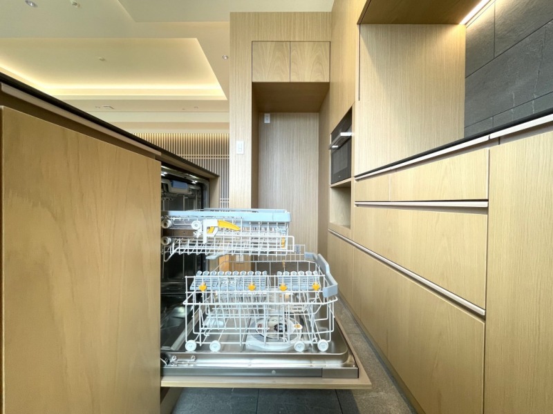 【キッチン：食洗機】ドイツのプレミアム家電ブランドMiele製のビルトイン食洗機が設置されています。デザイン性は去ることながら、フロントオープンタイプでたっぷりの容量もあり、汚れを自動的に判断して温度などを調整するプログラムがあるため洗浄力も優れていて、静穏性も抜群です。ビルトインの食器洗浄乾燥機なので、調理スペースも広く取れて節水効果もあり、家事の負担軽減も期待できます。