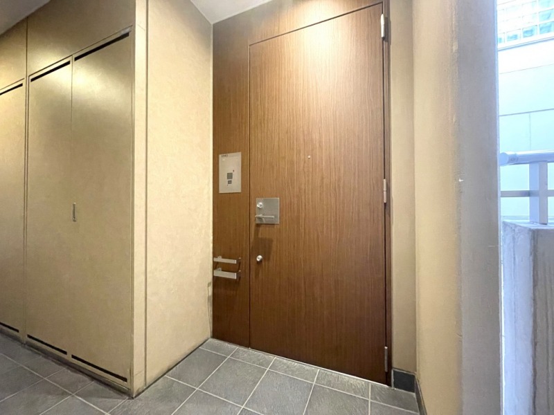 【共用部玄関】玄関前にはアルコーブがあり、玄関ドアまでのワンクッションを置くことで、外部からの視線を遮ることができ、防犯性を高めプライバシーを守ります。