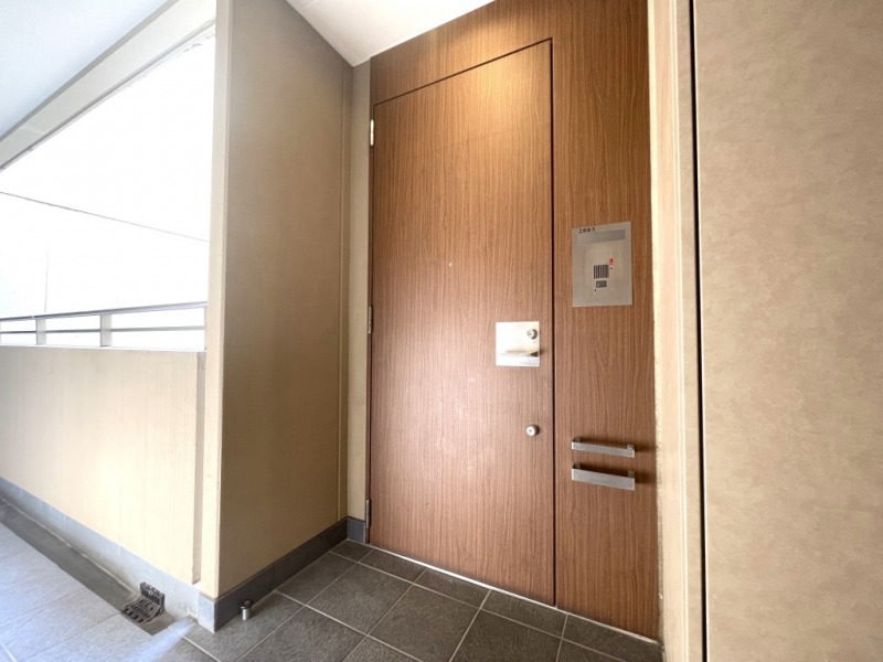 【共用部玄関】玄関前にはアルコーブがあり、玄関ドアまでのワンクッションを置くことで、外部からの視線を遮ることができ、防犯性を高めプライバシーを守ります。