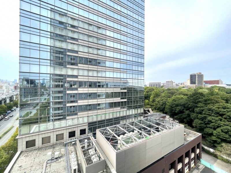 【住戸からの眺望】西側眼下は道路なので、前面の建物との距離も保たれ、ミラーガラスのビルで圧迫感もありません。