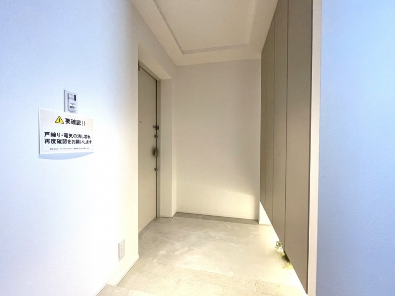 【玄関】ベージュトーンの落ち着いた雰囲気です。高さのあるシューズクローゼットが設置されており、たっぷりのシューズが収納できます。フロートタイプなので、お掃除もしやすくフットライトで玄関フロアもさらに広く感じられます。