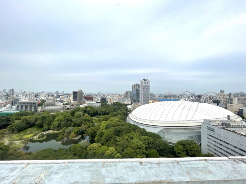 【ビュースカイコートからの眺望】東京ドームと「小石川後楽園」を一望できます。