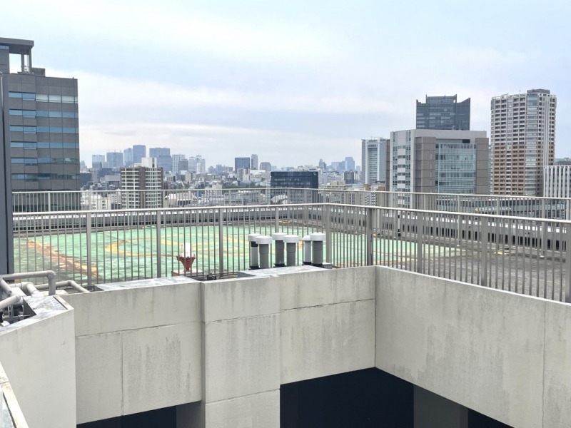 【緊急救助用ヘリコプタースペース】緊急救助用ヘリコプター用のスペースがあります。