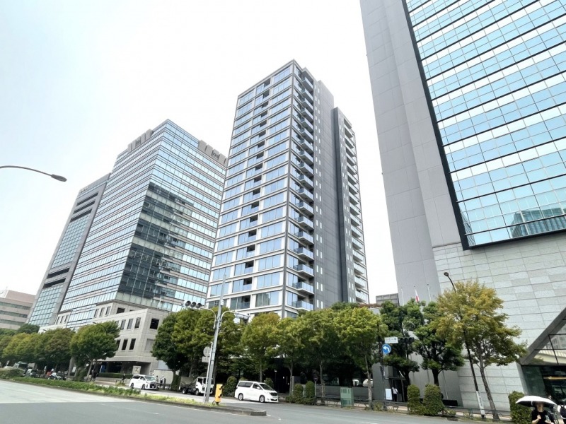【外観】「小石川後楽園」に隣接するガラスパネルがシンメトリーに並ぶシャープでクールな外観です。2007年1月築、鹿島建設施主、施工の地上21階建て、総戸数122戸のタワーレジデンスです。駅近にある複合商業施設「ラクーア」は、天然温泉のスパやアトラクションと約70店舗のバラエティ豊かなショップやレストラン、スーパーやドラッグストアなども入っていて、「ドン・キホーテ」も近くにあり、日用品等のお買い物やお食事にも困りません。また東京ドームホテルから「羽田空港」や「成田空港」までの直通リムジンバスも出ていて、旅行や出張にも便利です。「小石川後楽園」や教育施設も徒歩圏で、都心にありながら自然と文化が調和した住環境です。