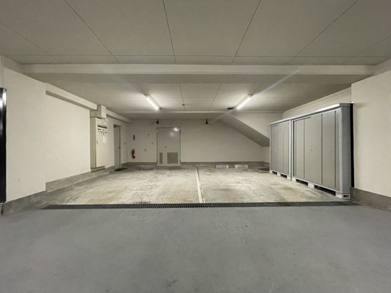 【駐車場】平置き駐車場で入出庫しやすく、屋内で雨天時も濡れずに乗り降りでき、天候による汚れや日焼けなどからも大切なお車を守ります。