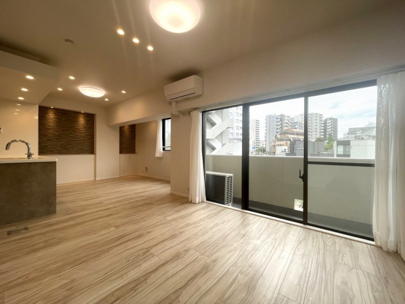 【LDK:約19.4帖】大きな窓からは、朝陽の光が注ぐ東向きの気持ちの良いリビングダイニングで、開放感や暖か味のある雰囲気は快適で、家族でゆったり寛げる心地の良い空間となっています。