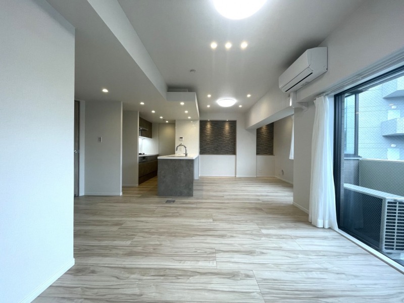 【LDK:約19.4帖】リビングとダイニングを分けて利用でき、家具のレイアウトもしやすい間取りです。大きなソファや大型テレビを置いてもゆとりがある広さです。