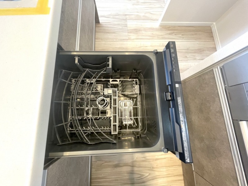 【キッチン:食洗機】ビルトイン食器洗浄乾燥機が付いているので、調理スペースも広く取れて節水効果もあり、家事の負担軽減も期待できます。また上面部に操作ボタンが設置されているタイプで、ラクな姿勢で操作ができます。