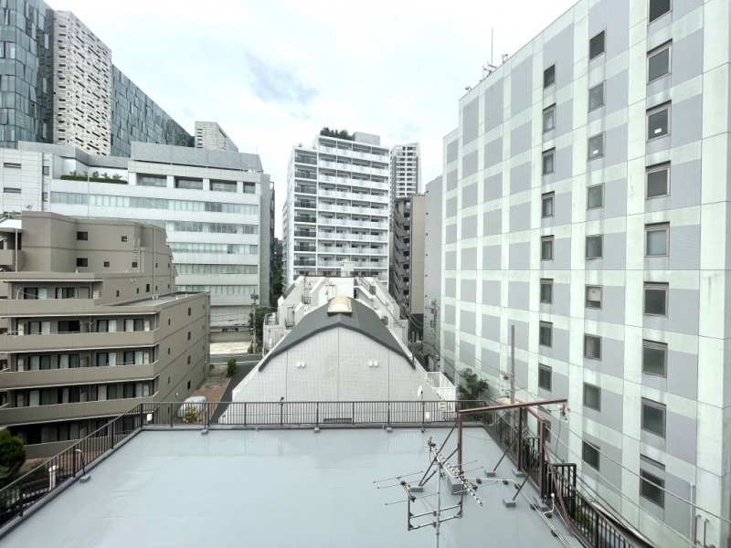 【住戸からの眺望】都会的な高層ビルが並ぶ風景ですが、前面は低層の建物により、圧迫感はありません。