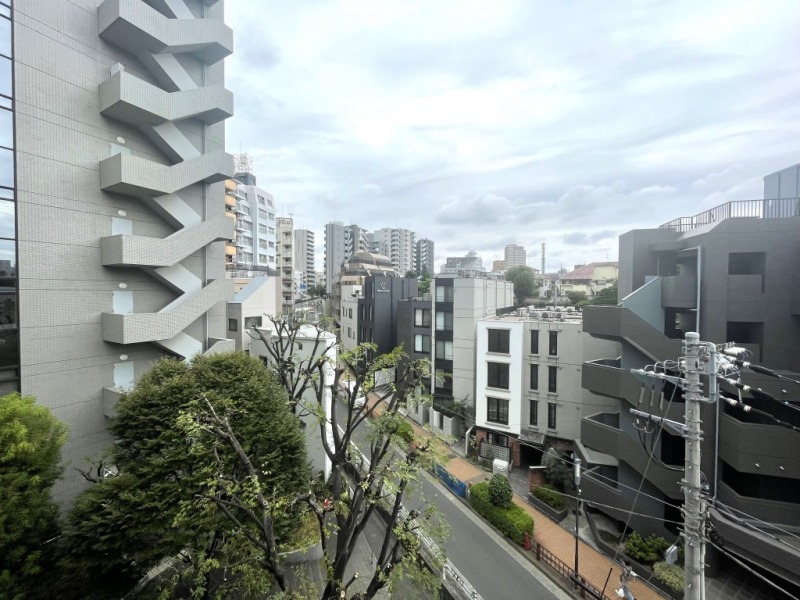 【住戸からの眺望】眼下は道路なので開放感もあり、空も仰げ、緑も豊かな眺望です。