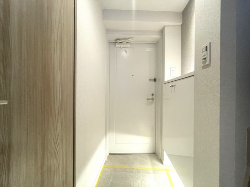 【玄関】玄関はホワイトを基調とした落ち着いた雰囲気です。高さのあるシューズクローゼットが設置されており、たっぷりのシューズが収納できます。フロートタイプなので、お掃除もしやすくフットライトで玄関フロアもさらに広く感じられます。
