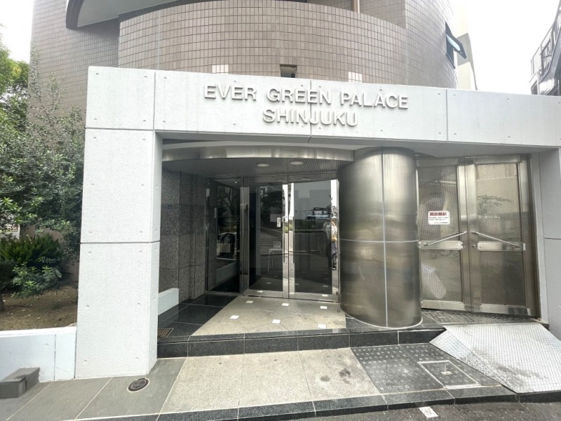 【エントランス】コンクリート打ち放しのおしゃれな館銘板。ストーンタイルを用いた重厚感のあるエントランスです。
