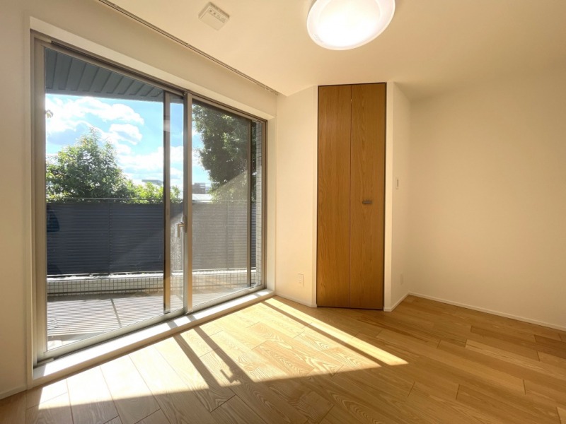 【洋室:5.6帖】南西向きの陽光が注ぎ、過ぎゆくときをゆったり感じられるお部屋です。ウォークインクローゼットを備えています。ナチュラルテイストな内装は、どんなインテリアとも相性が良く、家具や空間を引き立てます。