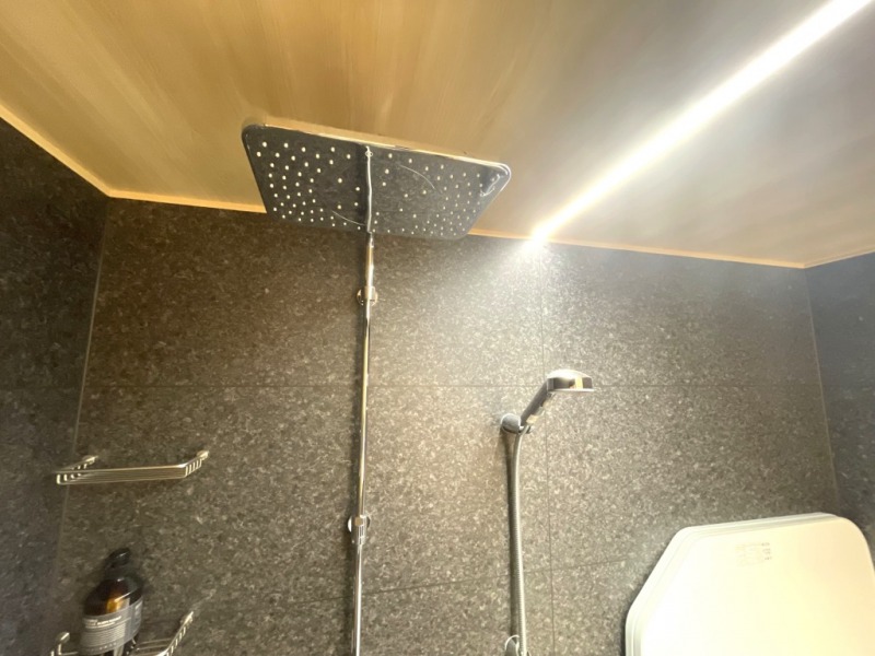 【浴室:シャワー】オーバーヘッドシャワーが備えてあり、広い面積でシャワーを浴びる事ができ、全身が温まります。両手が自由に使え、シャンプーやボディソープなどを一気に洗い流せるので爽快感が増しワンランク上のシャワータイムを愉しめます。