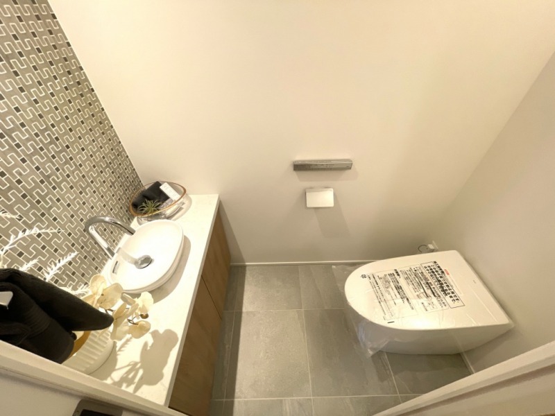 【トイレ】トイレは2か所隣接していて、同じ内装で統一されており、こちらは手洗いスペースのカウンター部分が広めになっています。