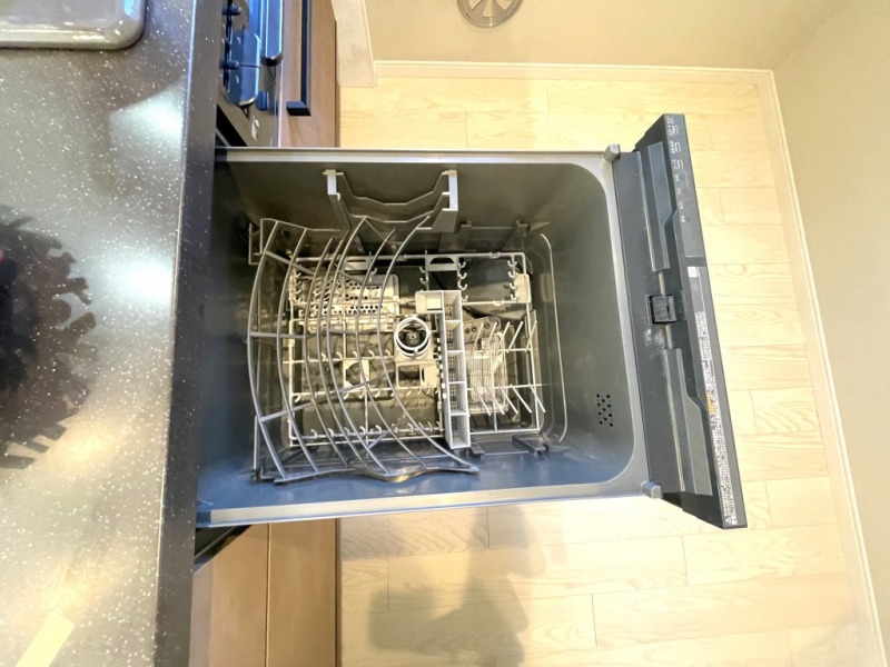【キッチン：食洗機】ビルトイン食器洗浄乾燥機が付いているので、調理スペースも広く取れて節水効果もあり、家事の負担軽減も期待できます。