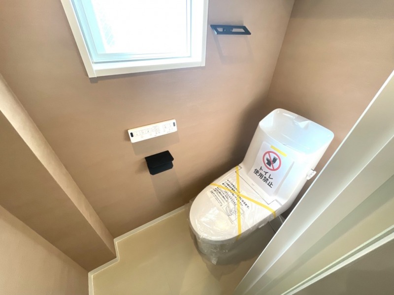 【3階トイレ】すっきりとしたデザインで清潔感があり、落ち着ける空間です。トイレもうれしい洗浄機能付きです。窓があるので明るく、こもりがちな臭いも換気ができて快適です。